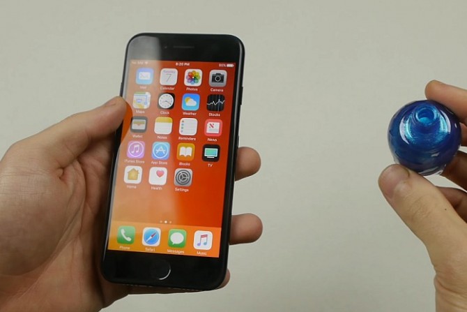 iPhone 7 VS lak za nokte 670x447 1